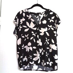 New Ann Taylor Petite Floral Top V Neck Cap Sleeve Stretch Back NWOT Sz S P